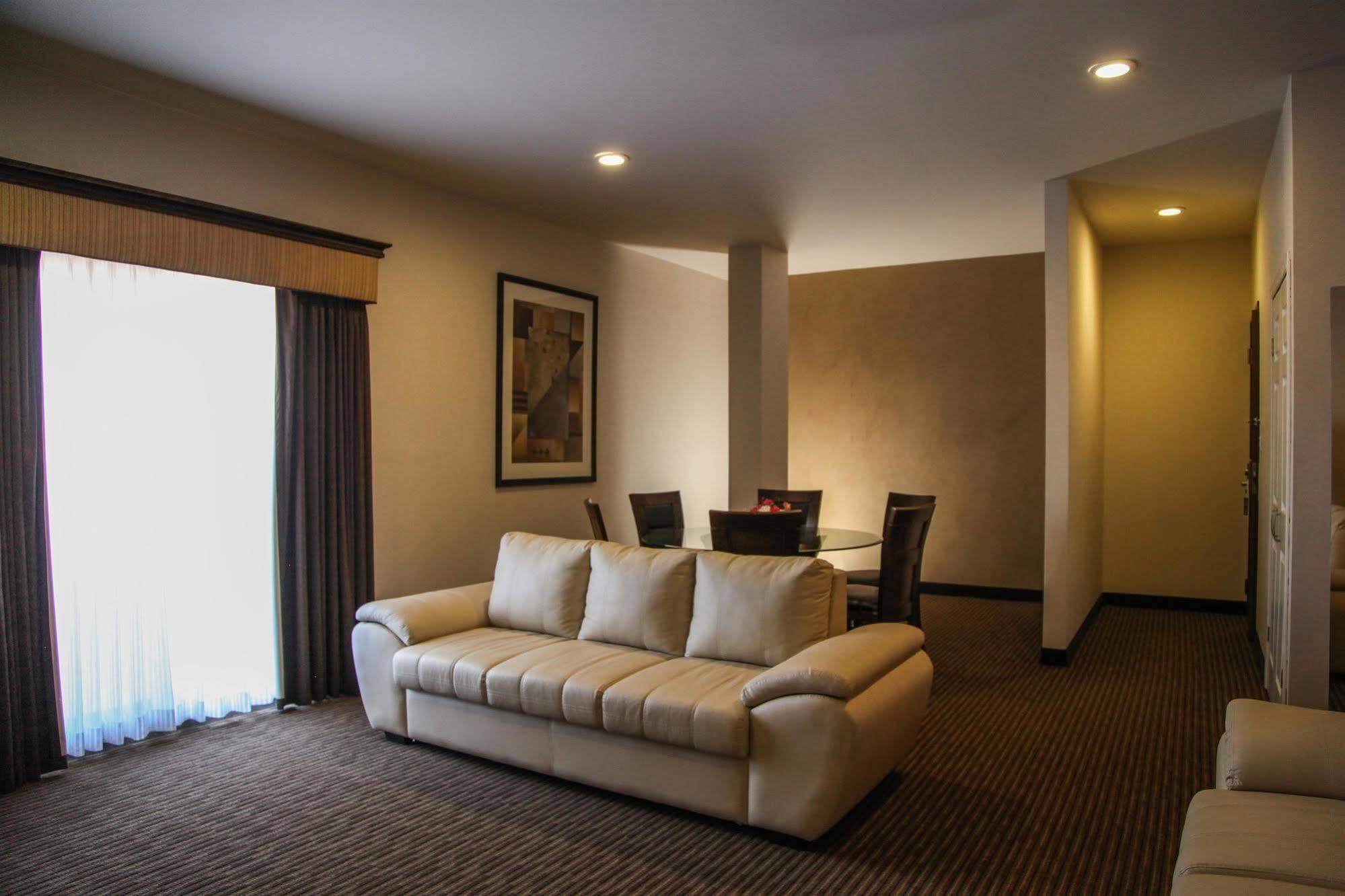 Best Western Plus La Mina Parral Room photo